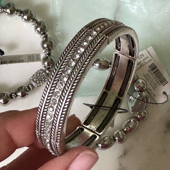 NWT Chico’s Set of 3 Silver Stretch Bracelets Beaded & Crystal Holiday Gift - Picture 5 of 10